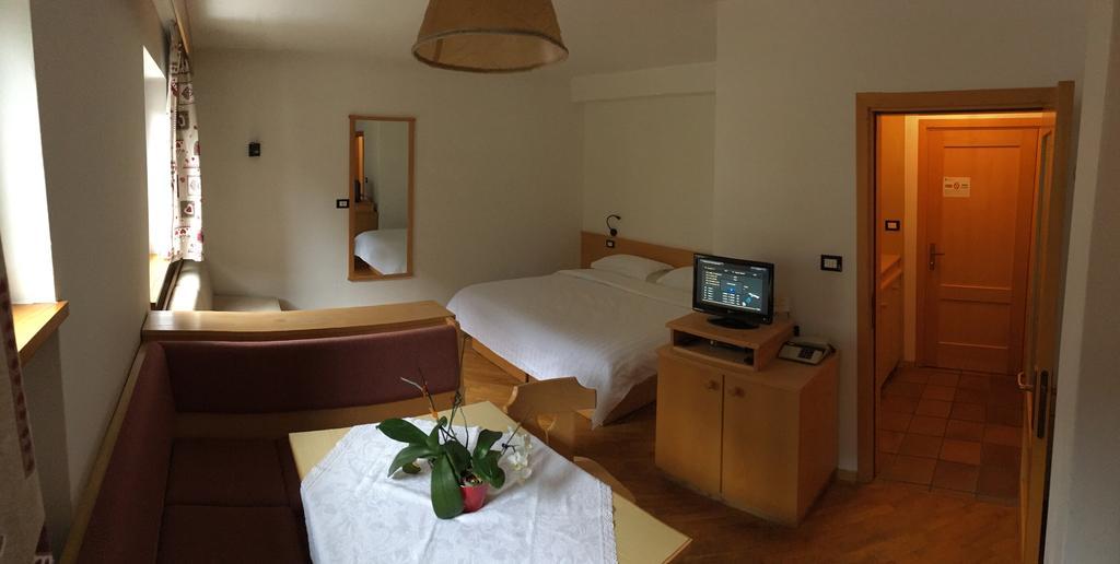 Bed & Breakfast Garni Tobia กัมปีเตลโลดีฟัสซา ภายนอก รูปภาพ